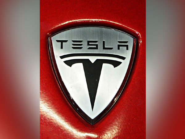 Tesla's market value falls below $1 trillion after Musk tweets