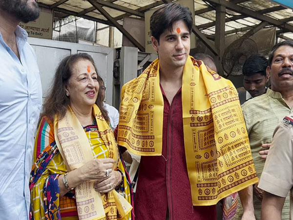 Sidharth Malhotra Seeks Blessings at Siddhivinayak During Ganesh Chaturthi