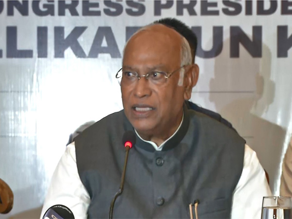 Kharge Criticizes BJP, Alleging Minority Government and Emergency Mindset