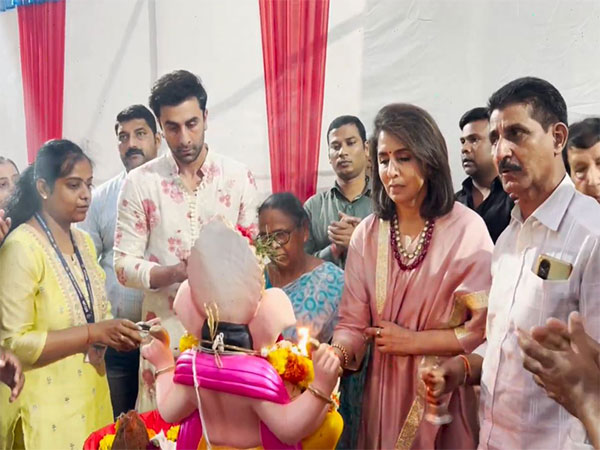 Ranbir Kapoor and Neetu Kapoor Perform Ganpati Visarjan Together