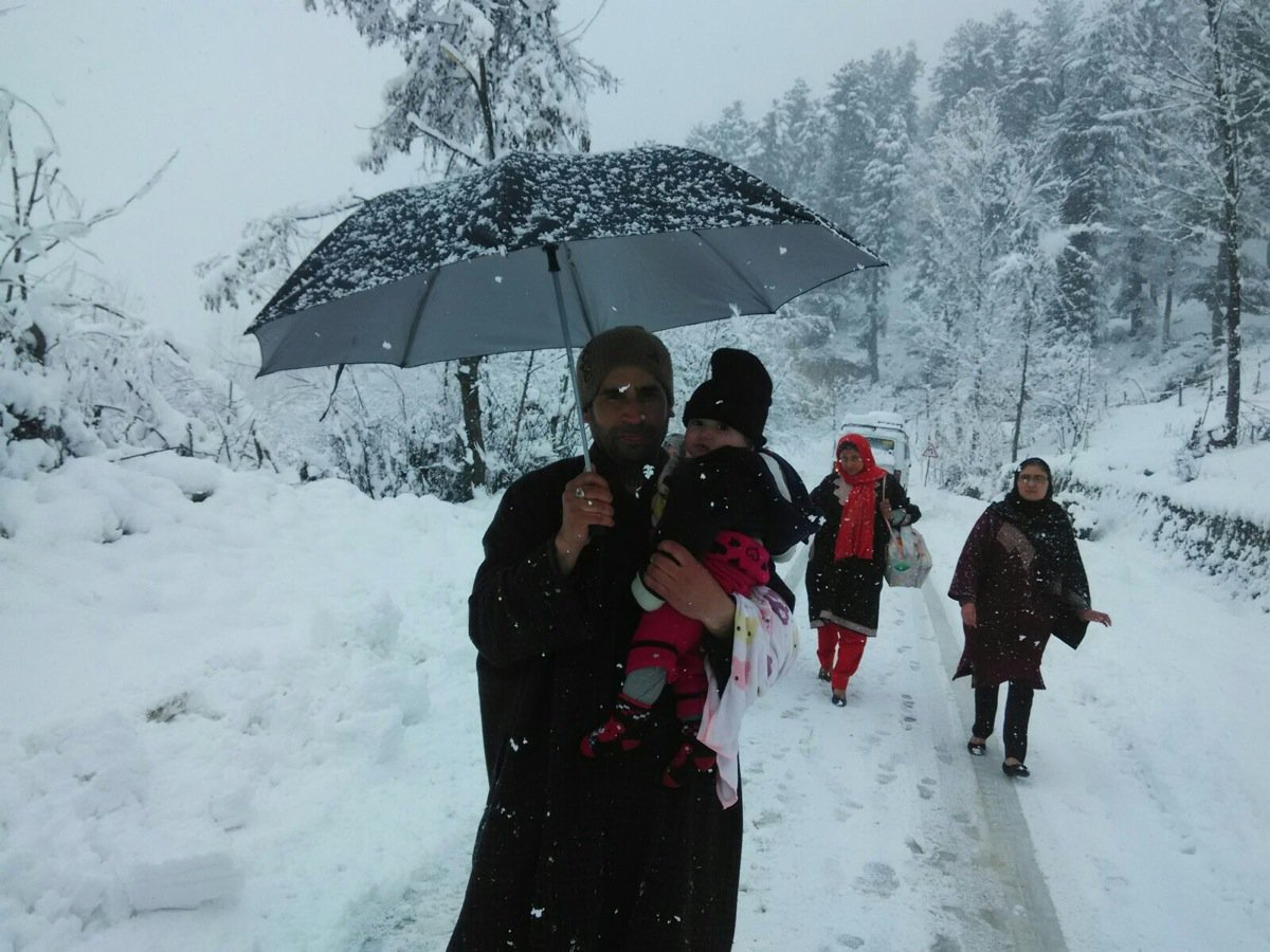 Heavy snowfall in kashmir results in road closure 