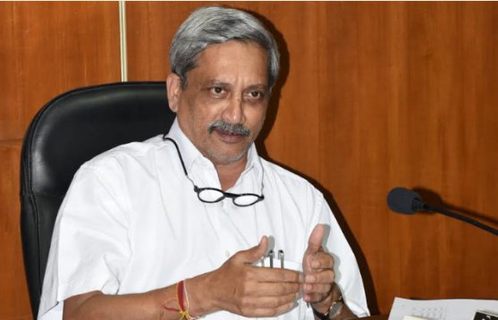 Parrikar holds meeting at secretariat amid political tensions over his health