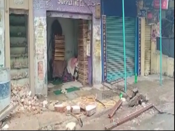 2 dead, 5 injured after building collapses in Hyderabad