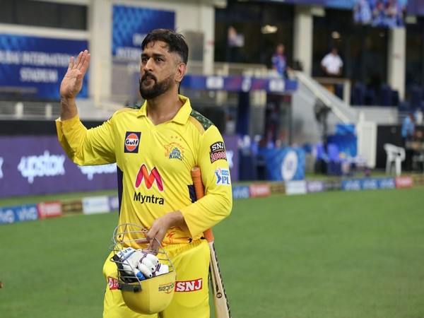 Qualifier 1, DC v CSK: Dhoni gifts signed ball to young supporter after taking Chennai into final