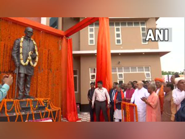 Honoring Icons of Change: Modi Pays Tribute to Jayaprakash Narayan and Nanaji Deshmukh