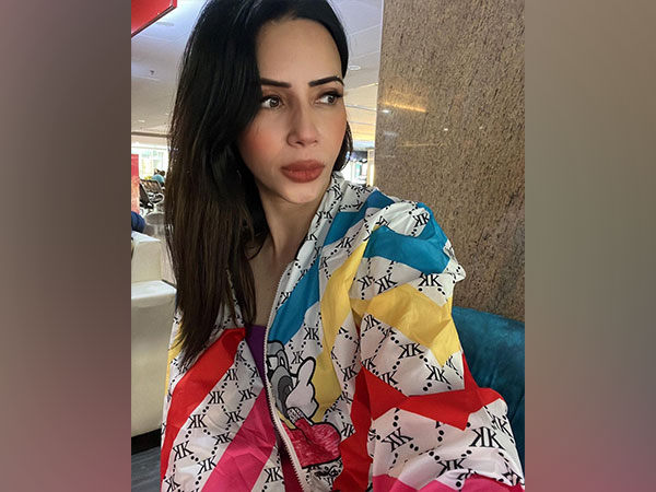 Actor Rozlyn Khan battling cancer, says it needs "courage to work with bald model"