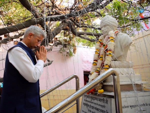 Jaishankar visits family of Mahakavi Subramania Bharathi in Kashi