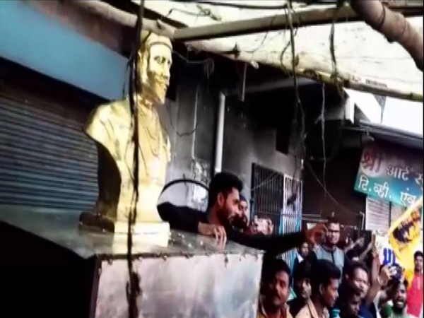 Protest over removal of Chhatrapati Shivaji bust, section of Maharashtra- MP Highway blocked