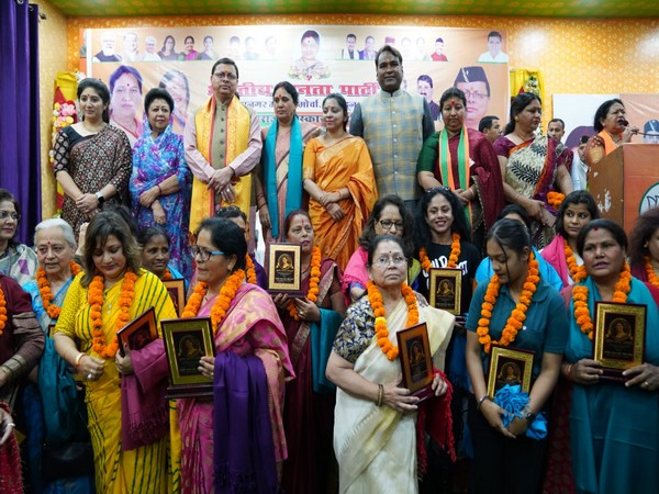 U'khand CM participates in Sushma Swaraj Award programme, honours 26 women for work in different fields