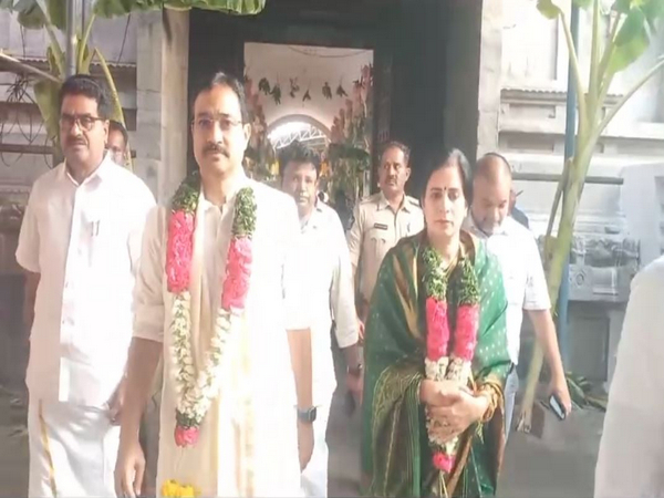Andhra Pradesh Election Commissioner offers prayers at Srikalahasteeshwara temple