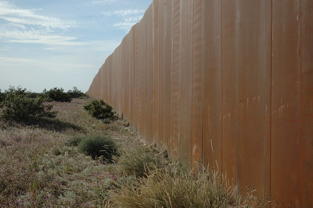 U.S. border agents briefly detain 14 Mexican soldiers in El Paso