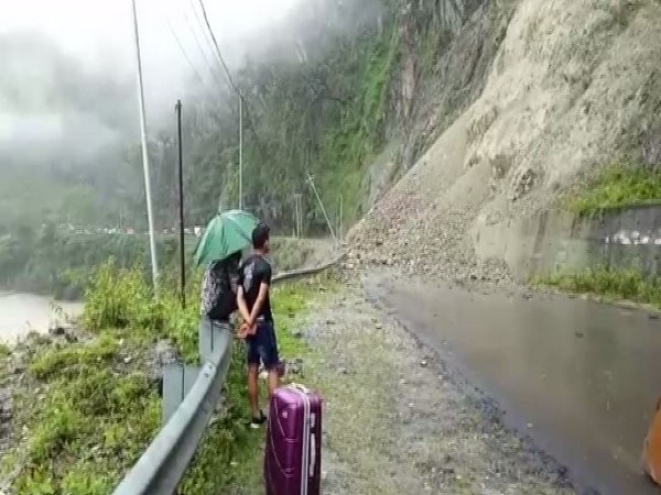 Commuters stranded due to landslide on Sikkim-Darjeeling highway
