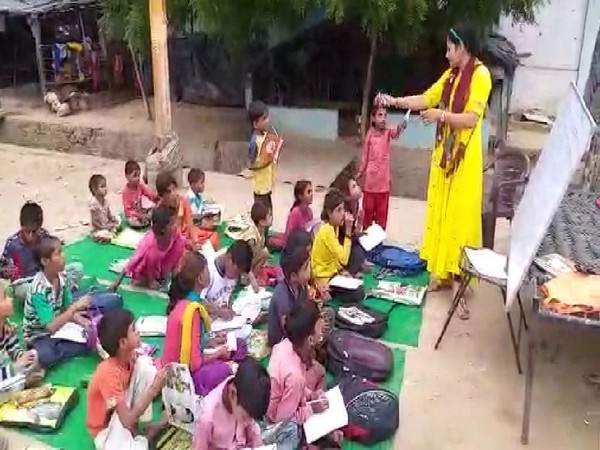 Bulandshahr: Lady police constable provides free education to underprivileged children in Khurja