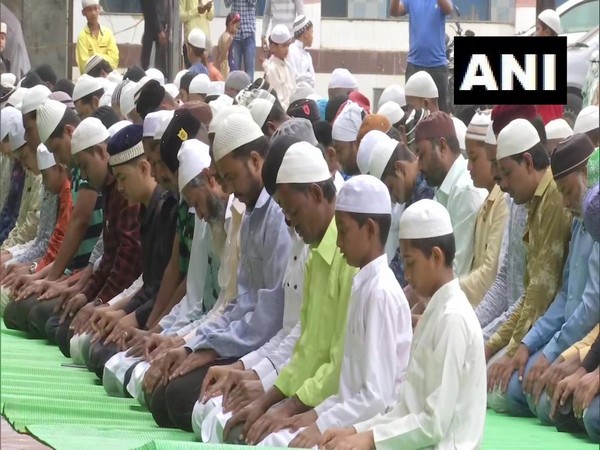 Maharashtra: Devotees throng to mosques to offer namaz in flood-affected Kolhapur