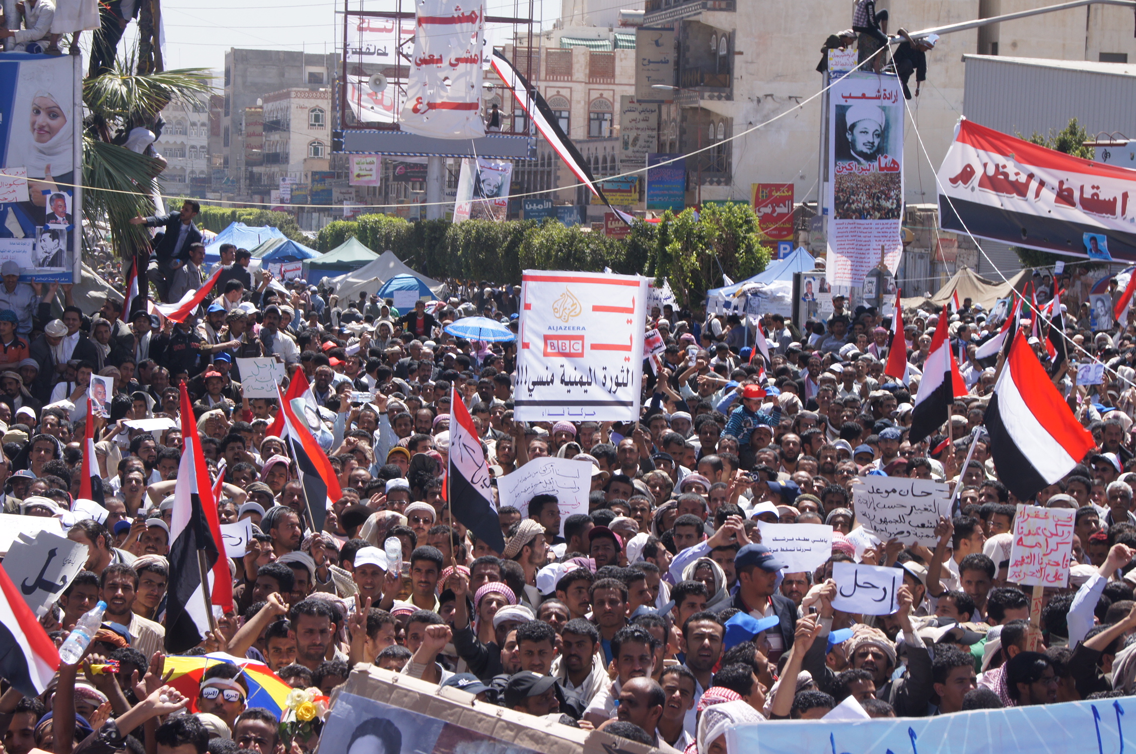 Tens of thousands rally in Yemen's Aden to support separatist takeover