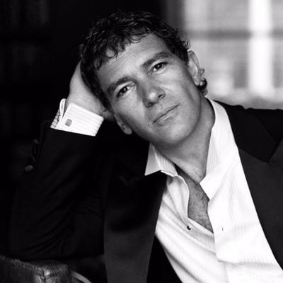  People News Roundup: Actor Banderas says has COVID-19, feels 'relatively well; Billionaire Sumner Redstone, media mogul who headed Viacom, dead at 97