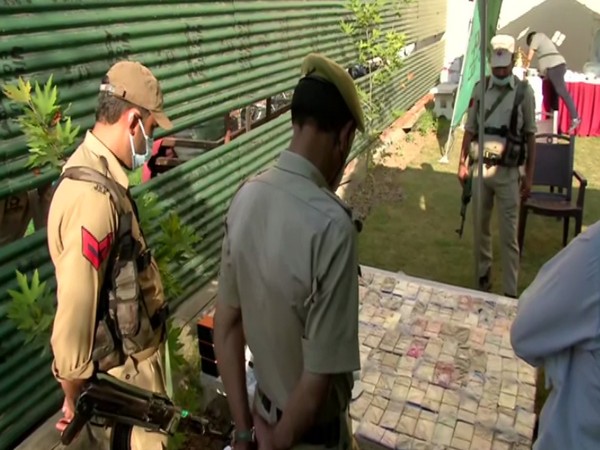 Srinagar police recover stolen mobile phones worth lakhs, 3 arrested