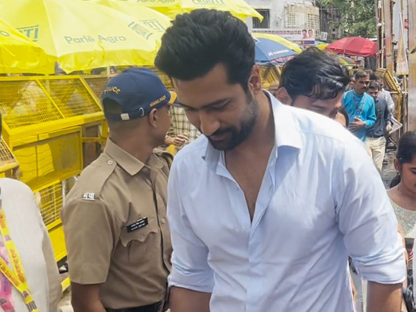 Vicky Kaushal Seeks Blessings at Lalbaugcha Raja During Ganesh Chaturthi Festivities