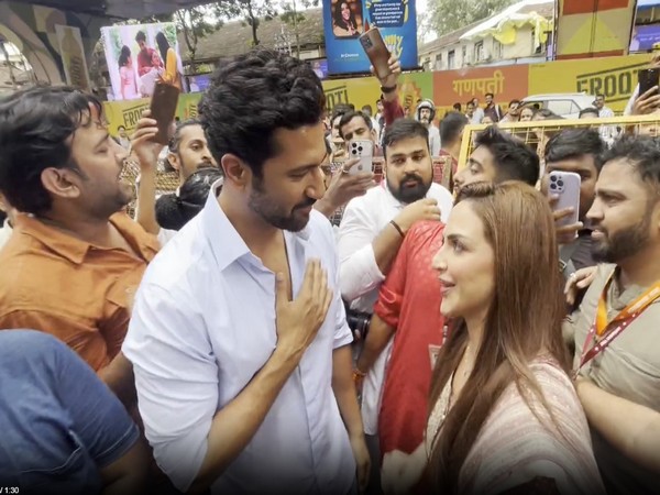 Vicky Kaushal and Esha Deol Seek Blessings at Lalbaugcha Raja for Ganesh Chaturthi