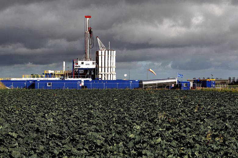 UPDATE 1-UK's Cuadrilla to begin shale gas fracking after last hurdle dismissed