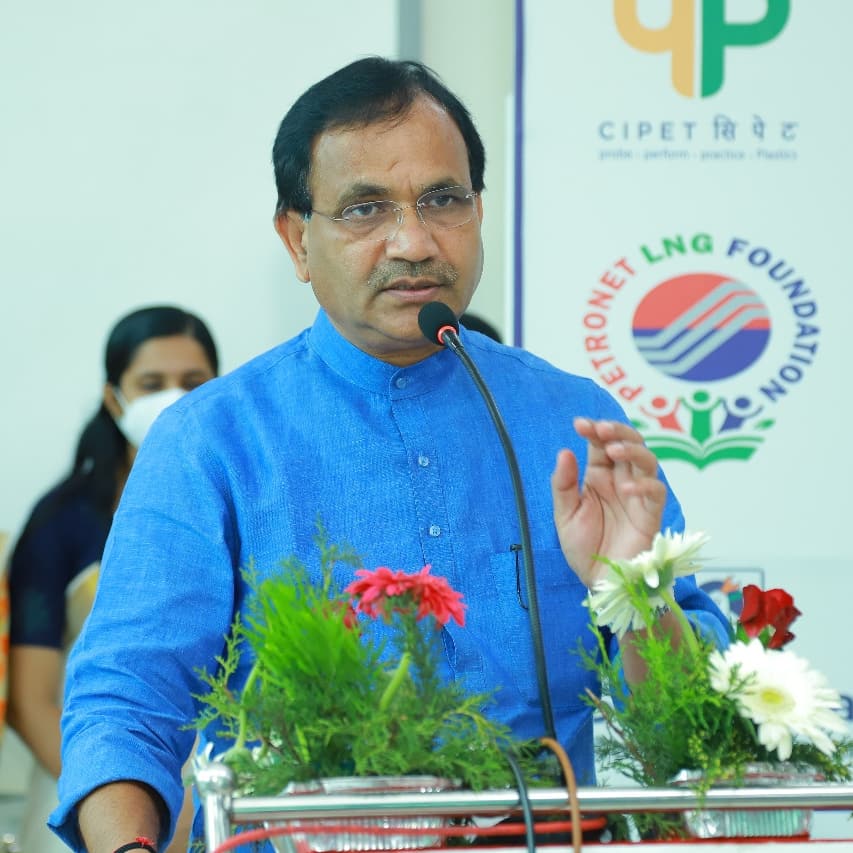 Union minister bats for commercially viable ideas from Petrochemical institutes