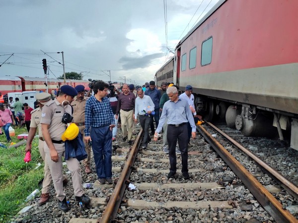 Railway Commissioner Inspects Kavaraipettai Derailment Site, Inquiry to Begin Next Week