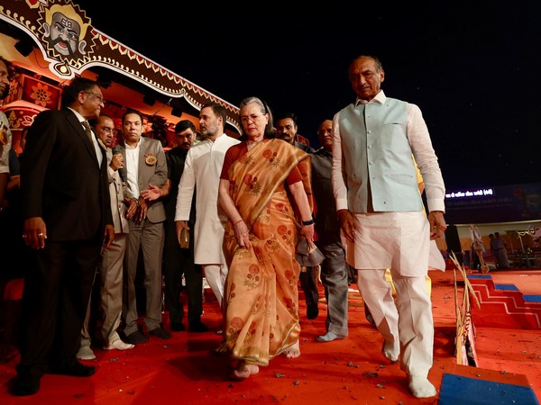 Sonia and Rahul Gandhi Join Dussehra Festivities at Red Fort