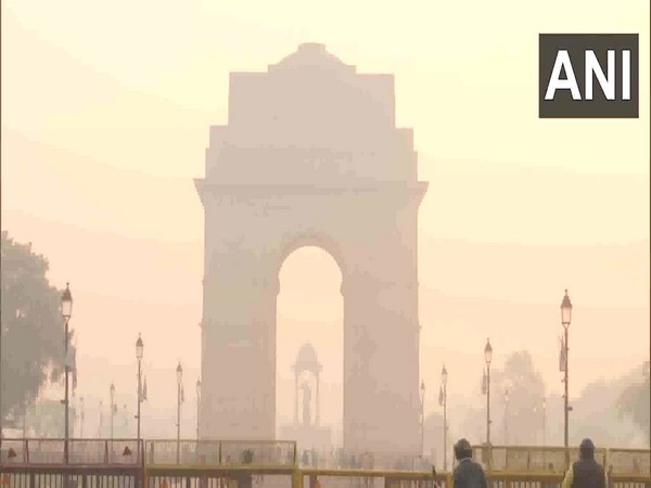 AQI remains in 'very poor' category as layer of smog persists in Delhi sky