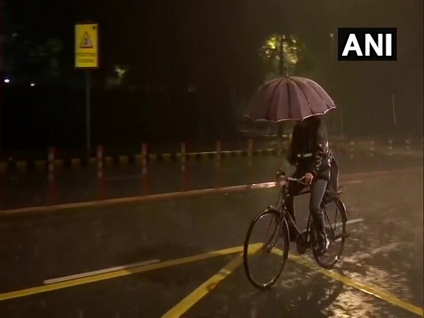 Heavy rains lash Delhi, traffic snarls in parts of city