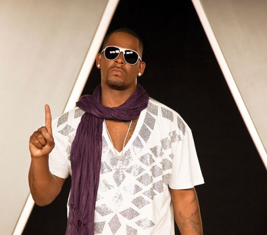 UPDATE 6-R&B crooner R. Kelly charged with sexually assaulting teenage girls