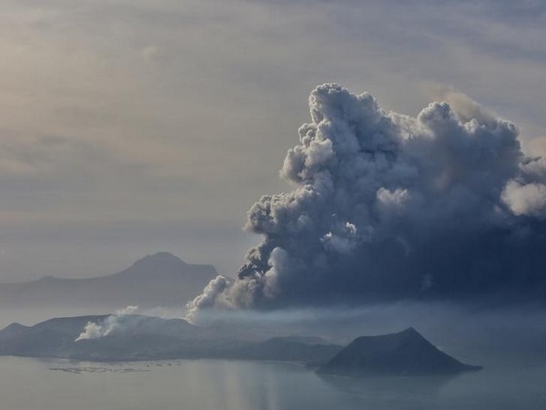 Lava gushes out of Taal Volcano in Philippines, 286 flights cancelled 