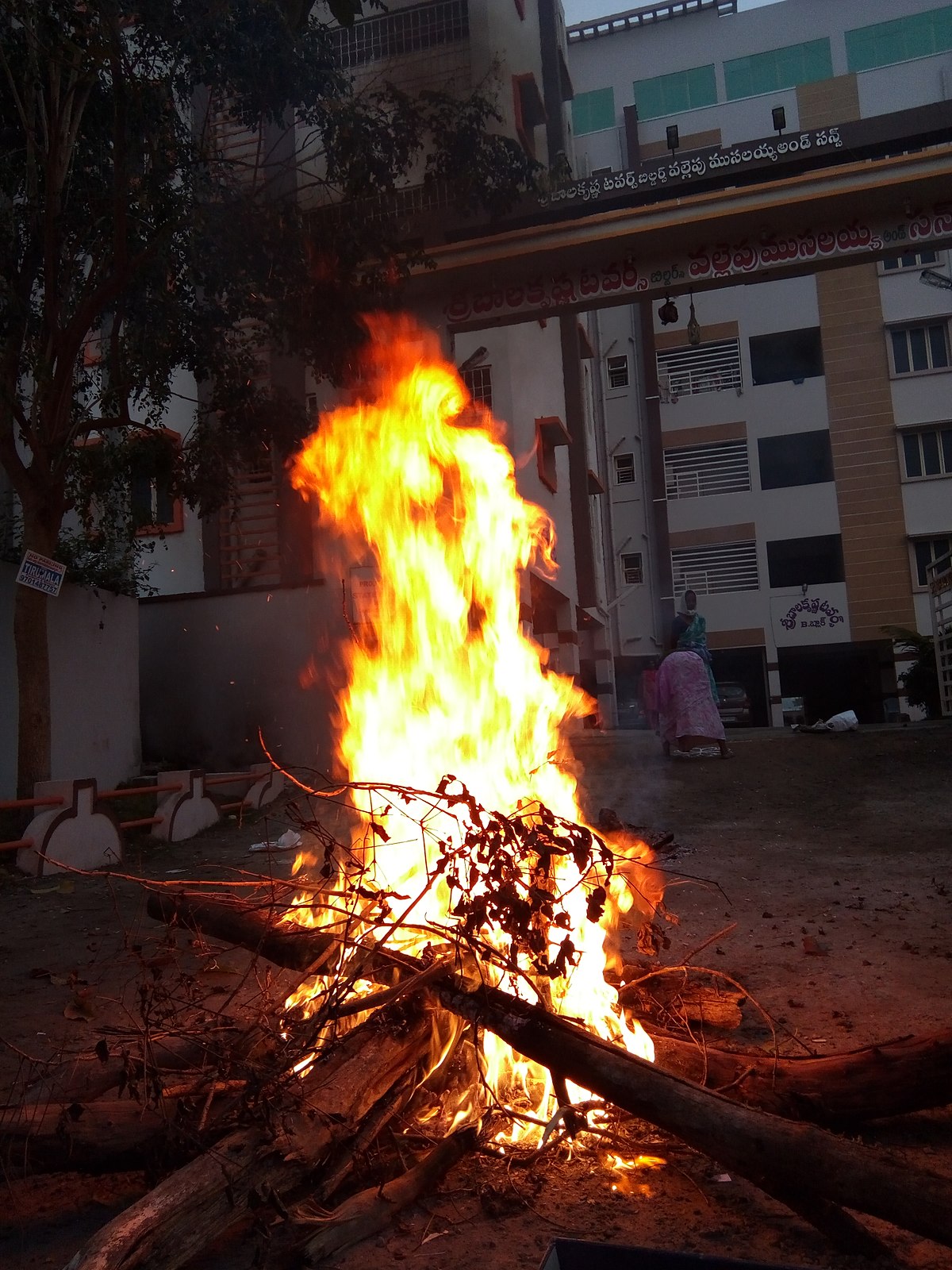 TN celebrates 'Bhogi,' bonfires lead to mild smog