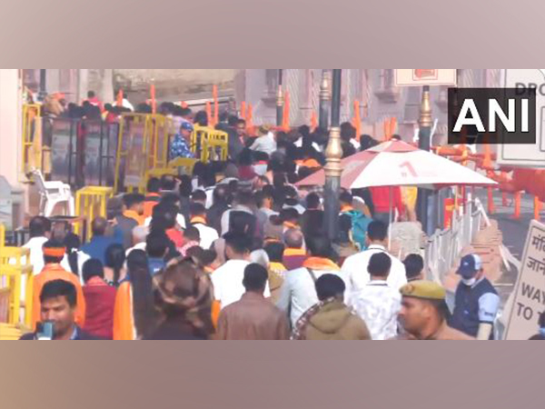 Huge influx of devotees continues at Ayodhya's Ram Mandir