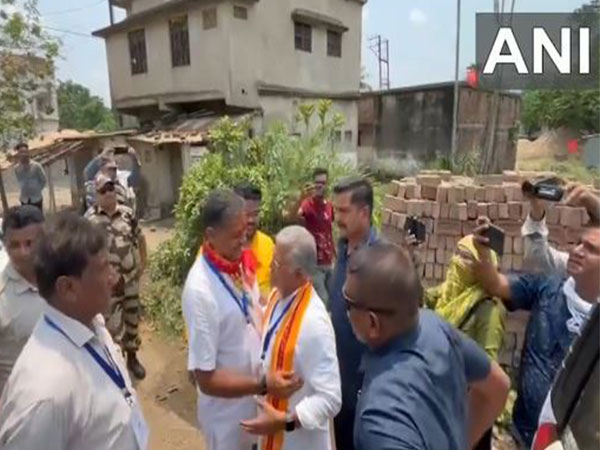 West Bengal: Amid poll violence in state BJP candidate Dilip Ghosh and TMC candidate Kirti Azad display rare act of bonhomie