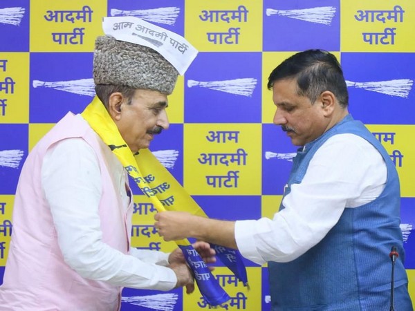 Former Madhya Pradesh Cabinet Minister Akhand Pratap Singh joins AAP