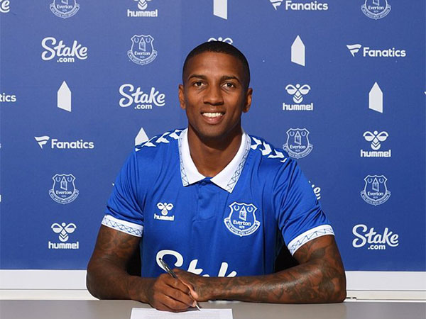 Everton football club sign Ashley Young on one year deal | Sports-Games