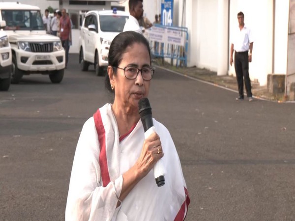 Mamata Banerjee Celebrates TMC's Sweep In West Bengal Bypolls | Politics