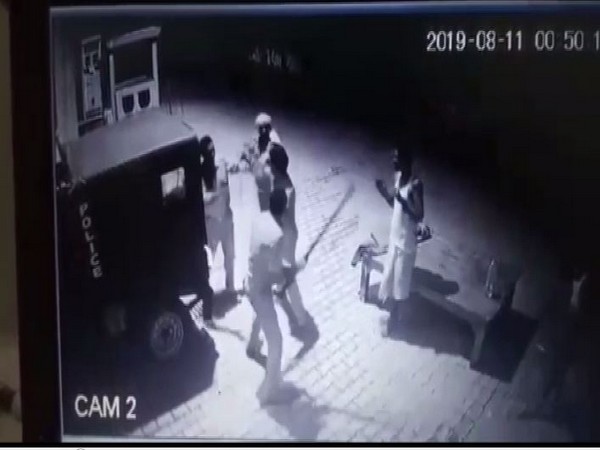 UP: Two policemen thrash each other allegedly over bribe in Prayagraj