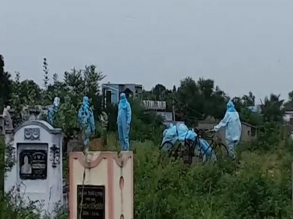 COVID-19 patient's body taken to graveyard on a rickshaw in Andhra's Guntur