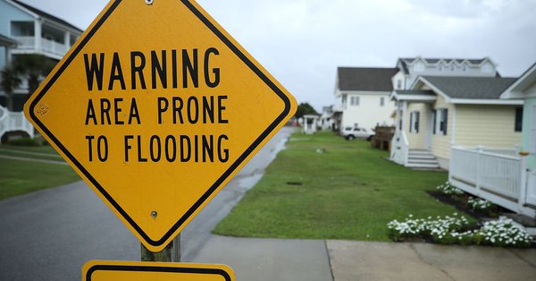 UPDATE 3-Travel snarled by flooding as Carolinas size up Florence's damage