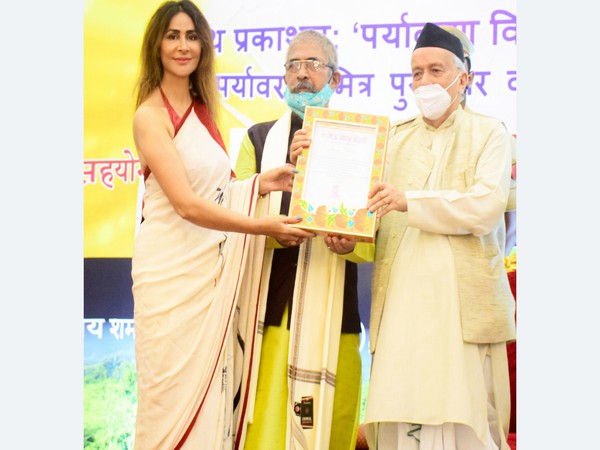 Dr. Shagun Gupta receives "Change Maker" Award from the Governor of Maharashtra Bhagat Singh Koshyari
