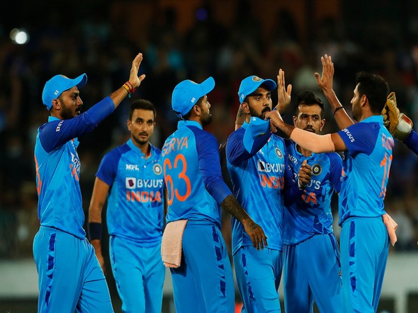 Cricket-Shastri lauds India batting line-up but says fielding needs focus | Sports-Games