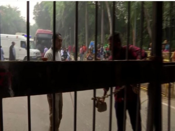 Delhi: Ambulance stuck for minutes inside JNU premises amid protest over fee hike