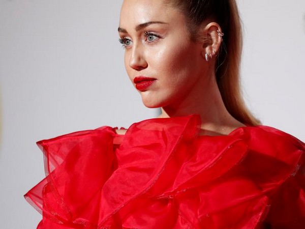 Miley Cyrus visits Fine Arts Museum ahead of vocal surgery