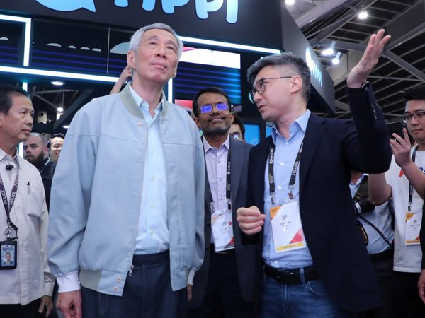 Prime Minister of the Republic of Singapore Intrigued by WeBank's Fintech-powered Services at SFF x SWITCH