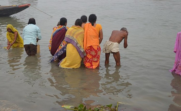 Devotees mark onset of Kumbh Mela with holy dip at Sangam