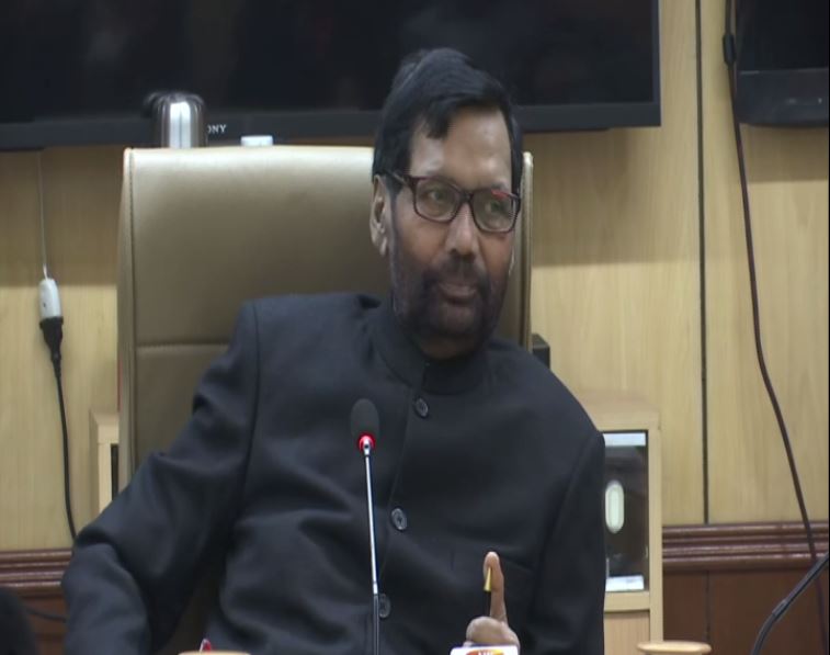Govt has imported 18,000 tons onion, making it available at Rs 22/kg for state govts: Ram Vilas Paswan