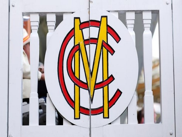 Marylebone Cricket Club backs five-day Test matches
