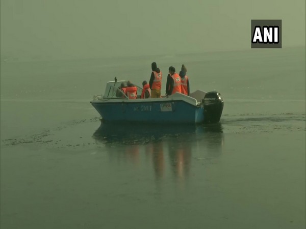 SDRF team deployed to prevent mishaps at frozen Dal Lake in Srinagar 