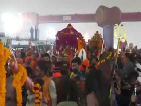 Historic Dip: Niranjani Akhada's Spiritual Journey to Triveni Sangam at Maha Kumbh